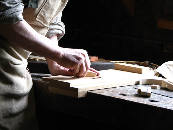 Ofrecemos un servicio de <strong>carpintería  de madera y ebanistería en Corpa</strong> adaptado a las necesidades del <strong>cliente</strong>.